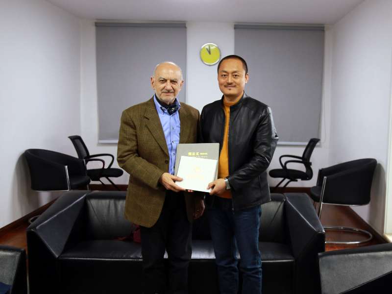 兰新成院长赠送beat365宣传册给Mauro Walter Pagnaneil教授