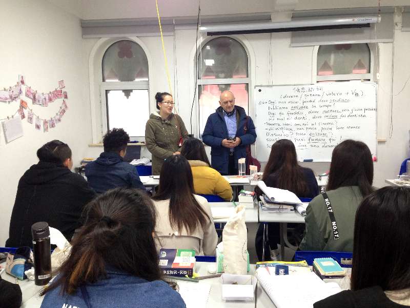 Mauro Walter Pagnaneil教授跟学生们开展互动交流